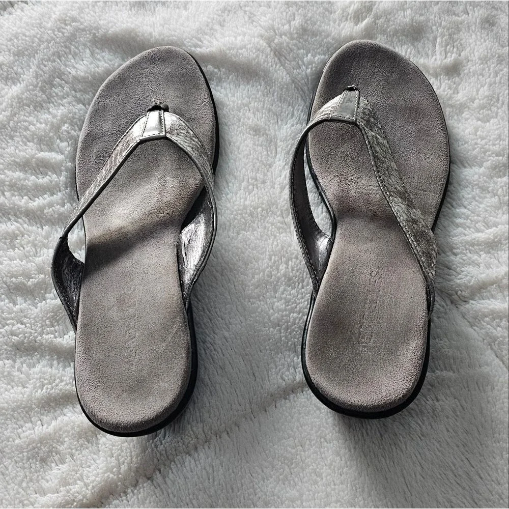 Aerosoles Silver Wedge Thong Sandals Size 9.5
